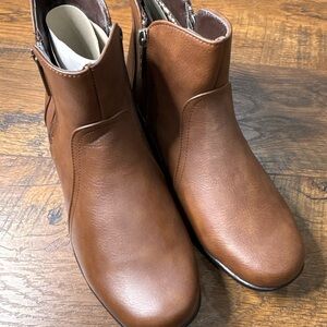 Sno country Brown faux leather Ankle Boots 8w nwt